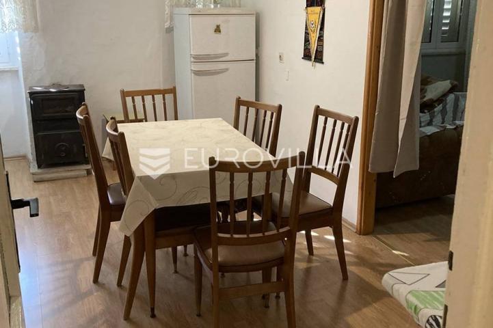 Centar Rovinja, kuća u nizu, 20 m do rive i mora, ogroman potencijal
