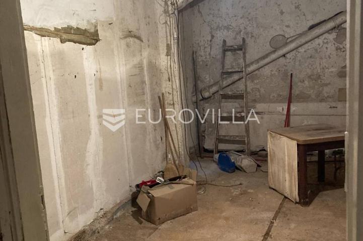 Centar Rovinja, kuća u nizu, 20 m do rive i mora, ogroman potencijal