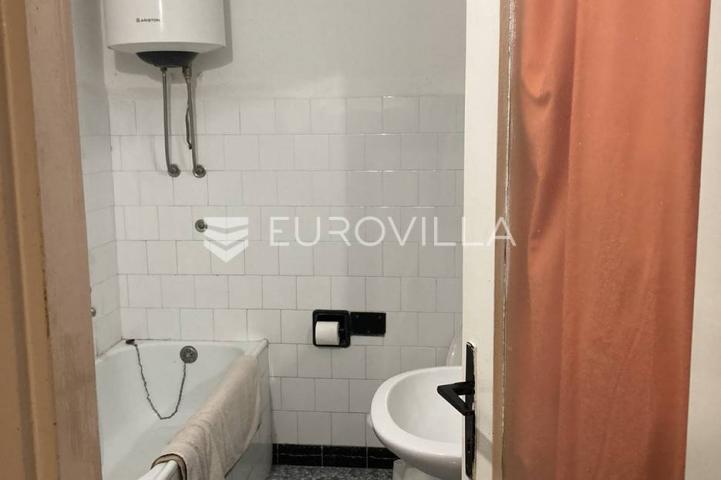 Centar Rovinja, kuća u nizu, 20 m do rive i mora, ogroman potencijal