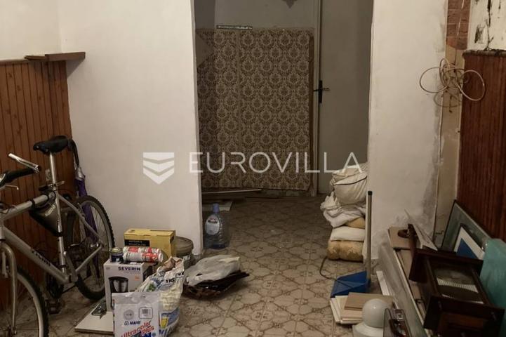 Centar Rovinja, kuća u nizu, 20 m do rive i mora, ogroman potencijal