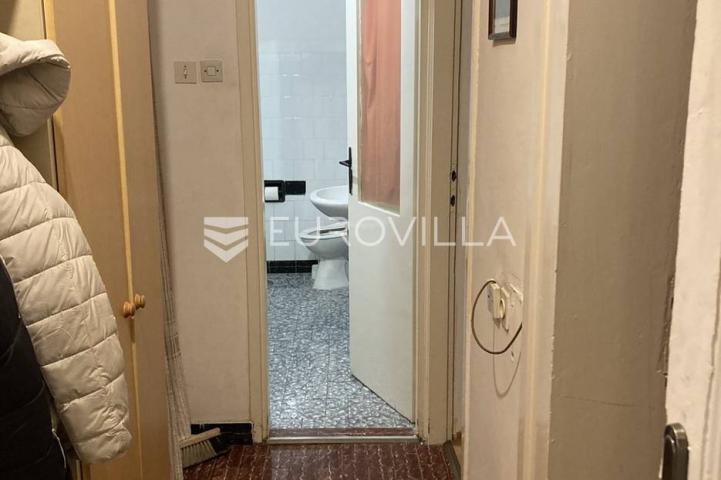 Centar Rovinja, kuća u nizu, 20 m do rive i mora, ogroman potencijal