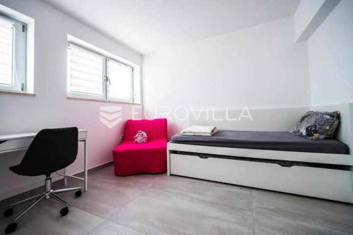 Istra, Medulin, višesoban penthouse s predivnom terasom i pogledom