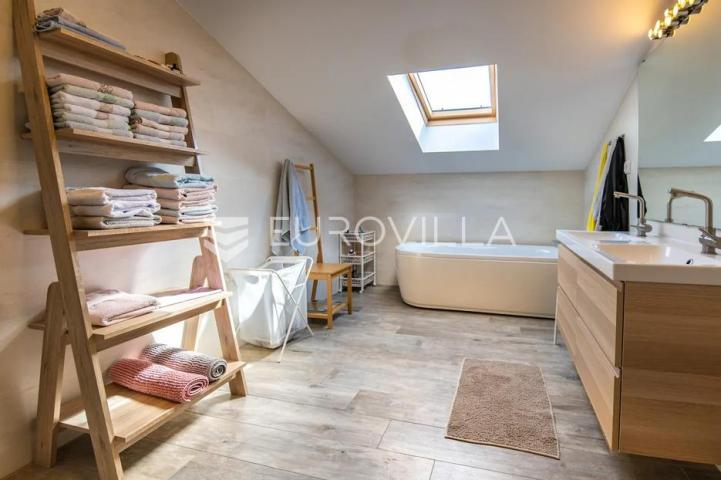 Istra, Medulin, višesoban penthouse s predivnom terasom i pogledom
