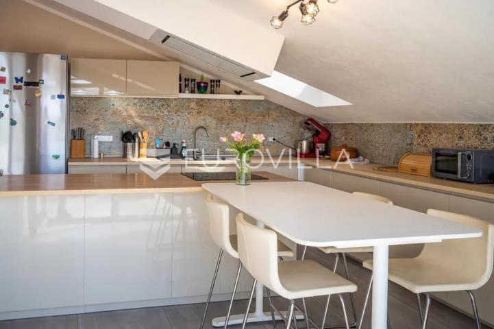 Istra, Medulin, višesoban penthouse s predivnom terasom i pogledom