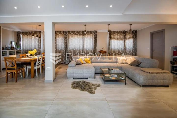 Istra, Medulin, višesoban penthouse s predivnom terasom i pogledom