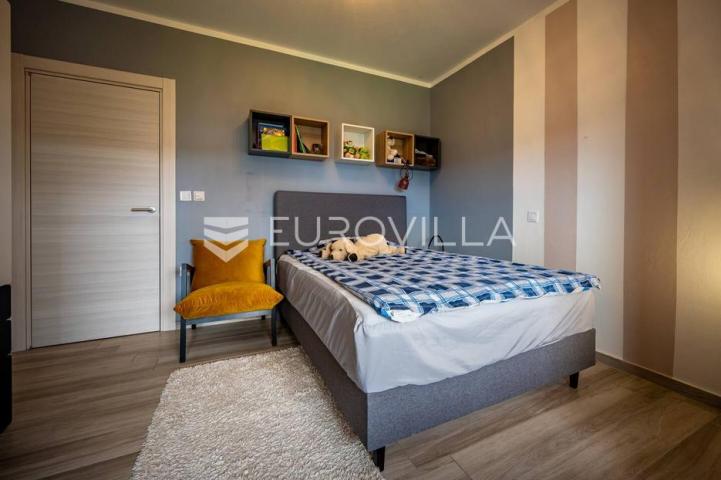 Istra, Medulin, višesoban penthouse s predivnom terasom i pogledom