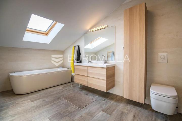 Istra, Medulin, višesoban penthouse s predivnom terasom i pogledom
