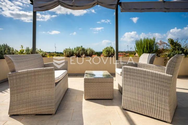 Istra, Medulin, višesoban penthouse s predivnom terasom i pogledom