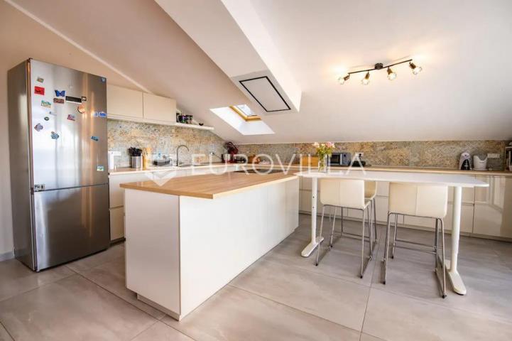 Istra, Medulin, višesoban penthouse s predivnom terasom i pogledom