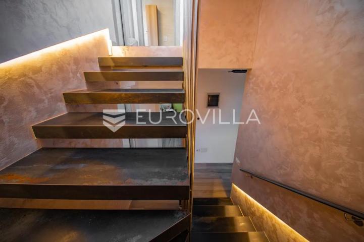 Istra, Medulin, višesoban penthouse s predivnom terasom i pogledom