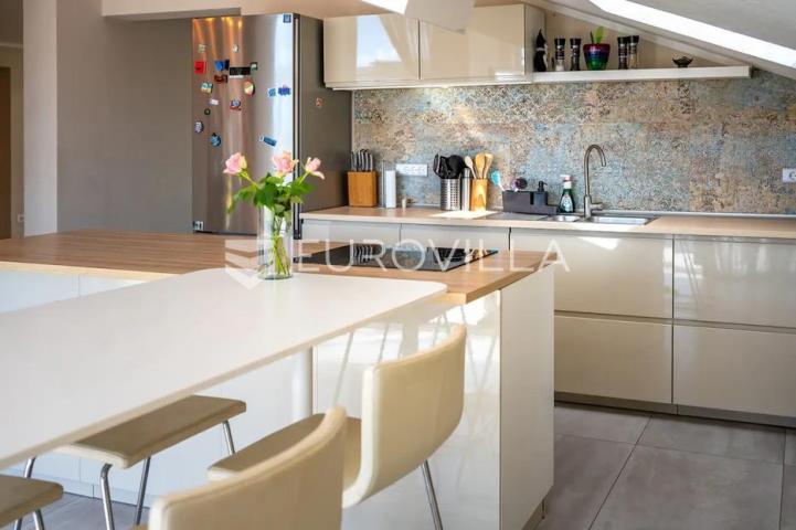 Istra, Medulin, višesoban penthouse s predivnom terasom i pogledom