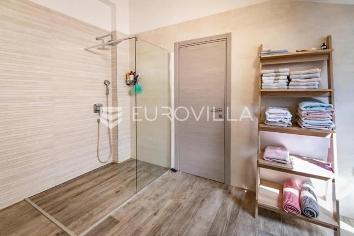 Istra, Medulin, višesoban penthouse s predivnom terasom i pogledom