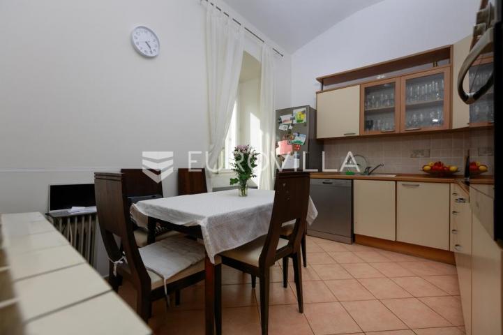 Opatija, Volosko, četverosoban stan 106 m², 70m od mora