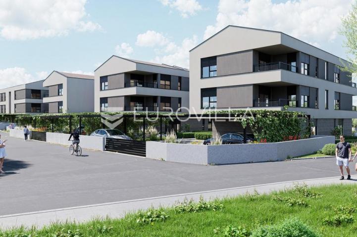 Istra, Fažana, luksuzan četverosoban stan 115.23 m², vrt 271.37 m², 1.2km od mora, zatvoreni komplek