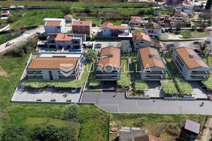 Istra, Fažana, luksuzan četverosoban stan 115.23 m², vrt 271.37 m², 1.2km od mora, zatvoreni komplek