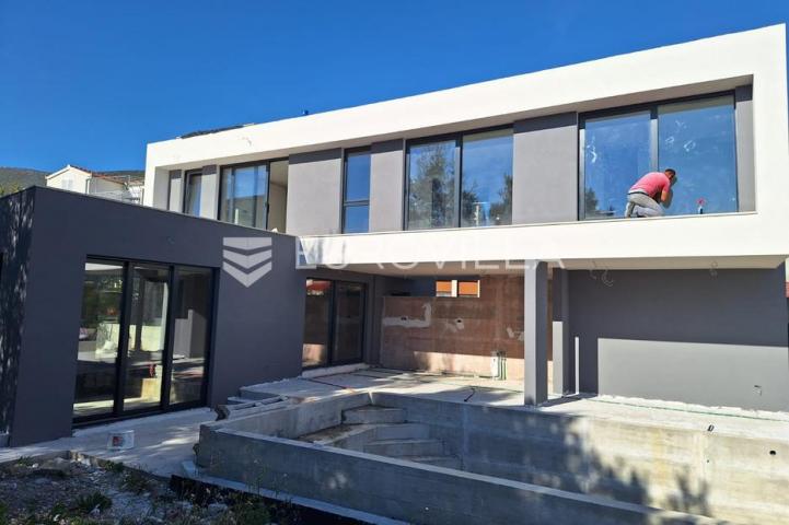 Kaštel Novi, moderna vila u izgradnji s bazenom i pogledom na more