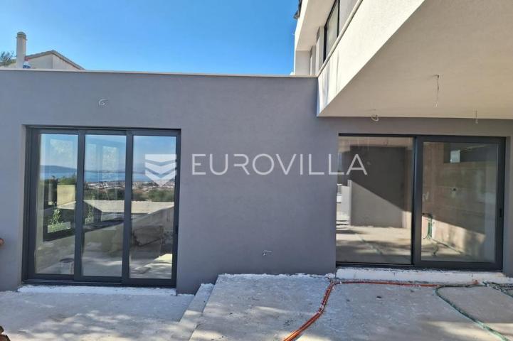 Kaštel Novi, moderna vila u izgradnji s bazenom i pogledom na more