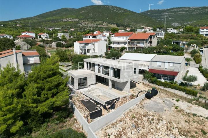 Kaštel Novi, moderna vila u izgradnji s bazenom i pogledom na more