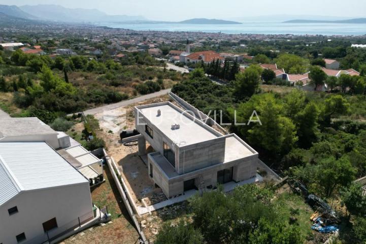 Kaštel Novi, moderna vila u izgradnji s bazenom i pogledom na more