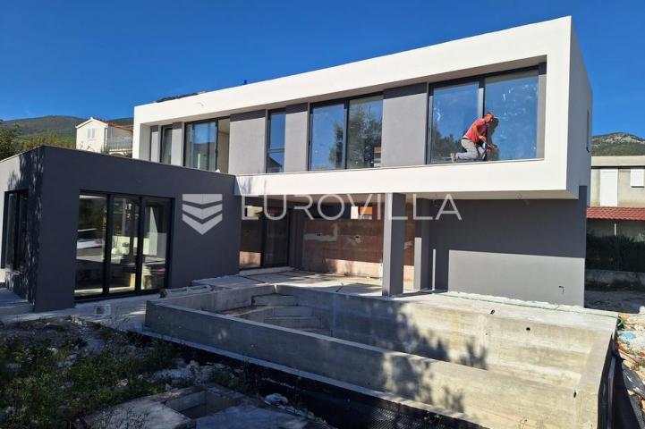 Kaštel Novi, moderna vila u izgradnji s bazenom i pogledom na more