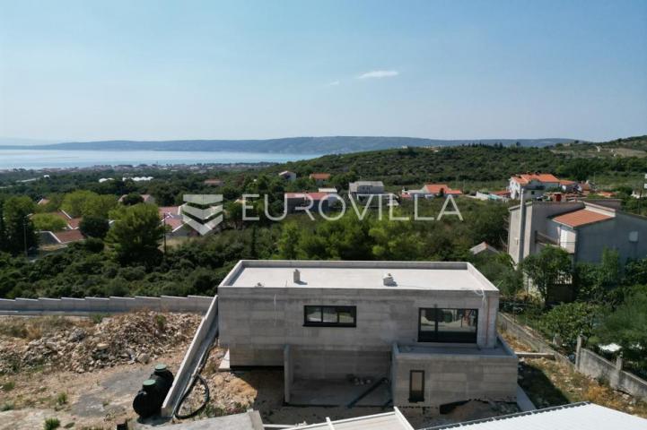 Kaštel Novi, moderna vila u izgradnji s bazenom i pogledom na more