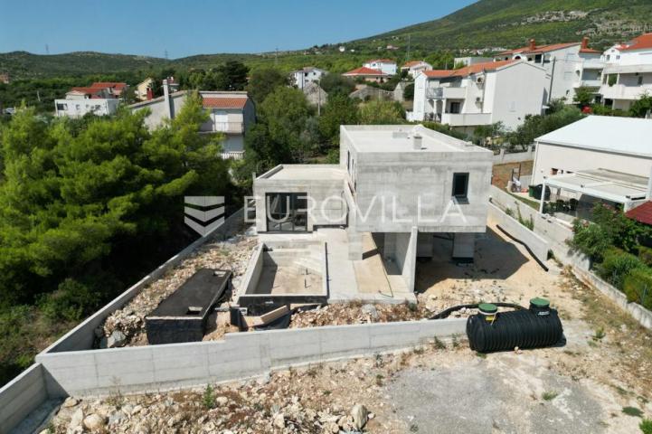 Kaštel Novi, moderna vila u izgradnji s bazenom i pogledom na more