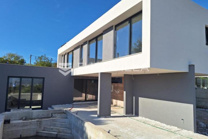 Kaštel Novi, moderna vila u izgradnji s bazenom i pogledom na more