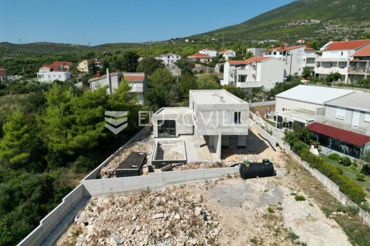 Kaštel Novi, moderna vila u izgradnji s bazenom i pogledom na more