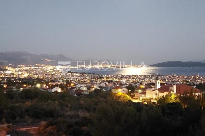 Kaštel Novi, moderna vila u izgradnji s bazenom i pogledom na more