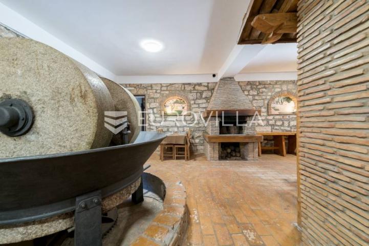 Istra, Umag, novouređeni aparthotel u blizini mora, 400m2