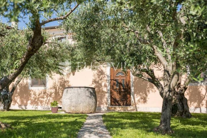 Istra, Umag, novouređeni aparthotel u blizini mora, 400m2
