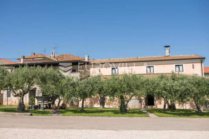 Istra, Umag, novouređeni aparthotel u blizini mora, 400m2