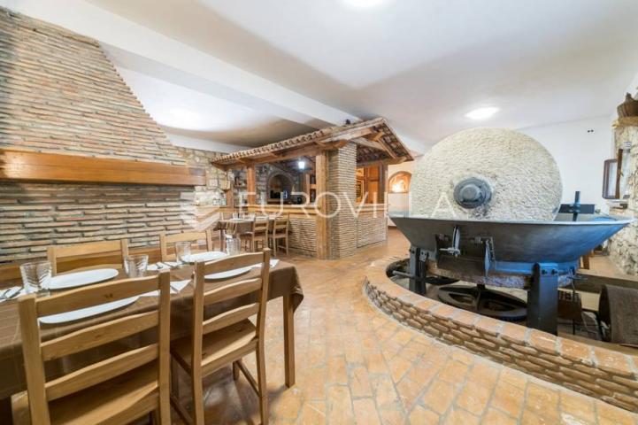 Istra, Umag, novouređeni aparthotel u blizini mora, 400m2
