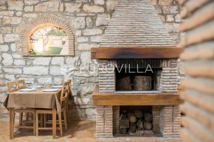 Istra, Umag, novouređeni aparthotel u blizini mora, 400m2
