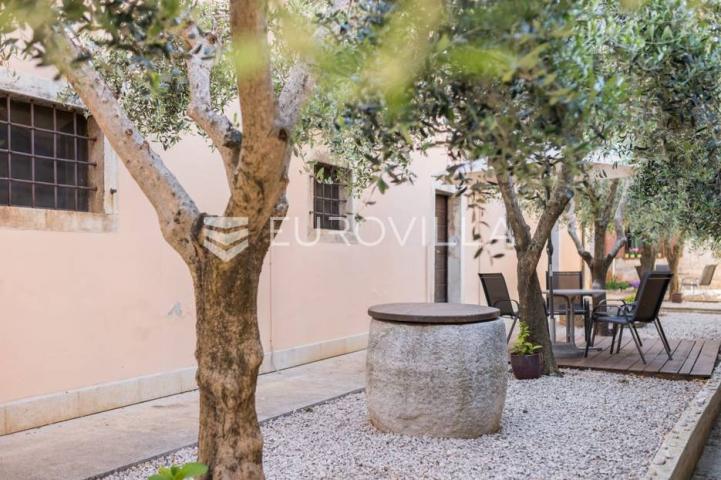 Istra, Umag, novouređeni aparthotel u blizini mora, 400m2