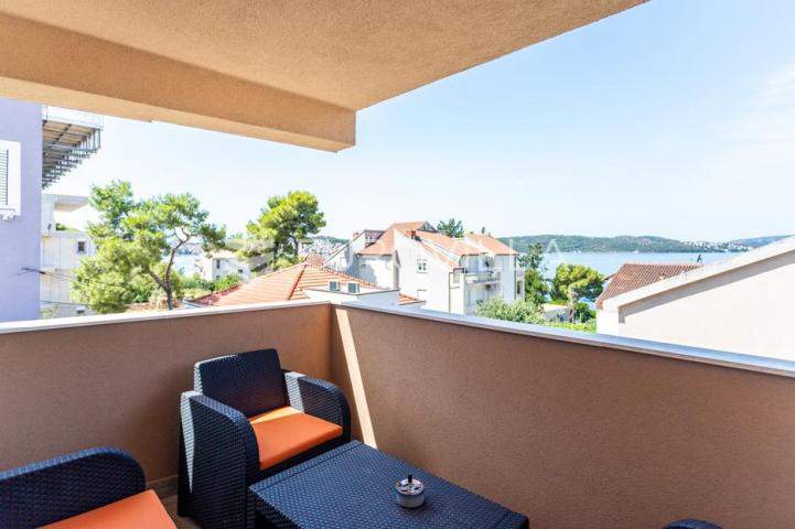 Čiovo, Okrug Gornji, uređena kuća s bazenom tri stana, blizina plaže