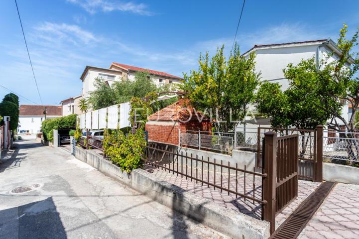 Čiovo, Okrug Gornji, uređena kuća s bazenom tri stana, blizina plaže
