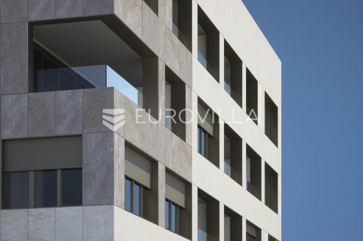 Split, Lora, vrhunski trosobni stan s pogledom na more površine 107,88 m2