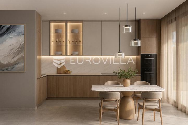 Split, Lora, vrhunski trosobni stan s pogledom na more površine 107,88 m2
