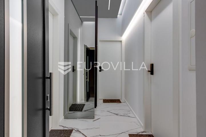 Rijeka, Centar, novouređen luksuzan stan 105 m² s tri apartmana