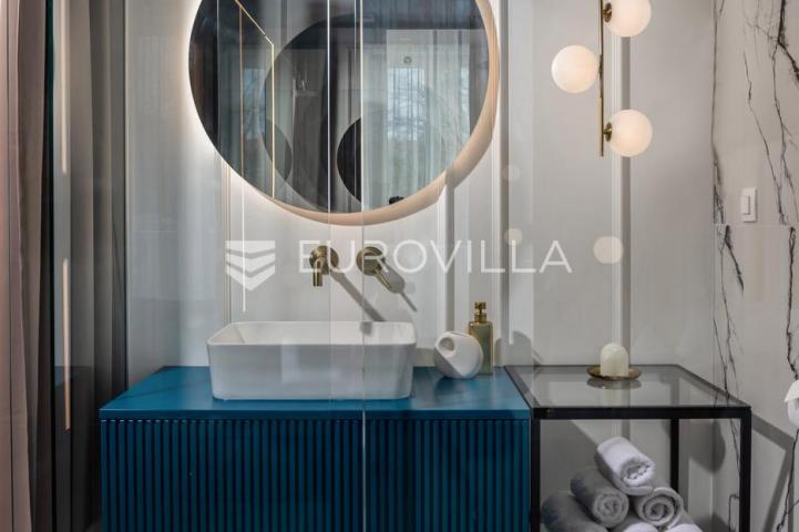 Rijeka, Centar, novouređen luksuzan stan 105 m² s tri apartmana