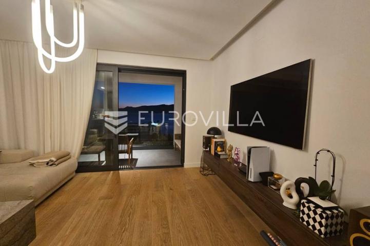 Rijeka, Costabella, luksuzan trosoban stan 101.39 m²
