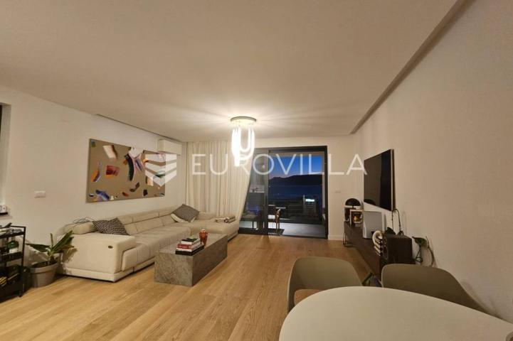 Rijeka, Costabella, luksuzan trosoban stan 101.39 m²