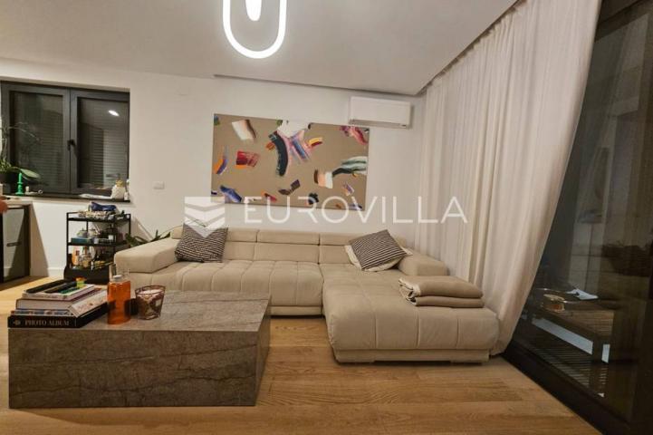 Rijeka, Costabella, luksuzan trosoban stan 101.39 m²
