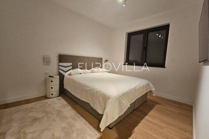 Rijeka, Costabella, luksuzan trosoban stan 101.39 m²