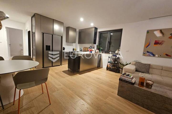 Rijeka, Costabella, luksuzan trosoban stan 101.39 m²