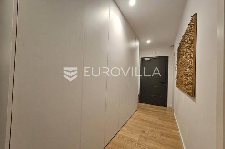 Rijeka, Costabella, luksuzan trosoban stan 101.39 m²