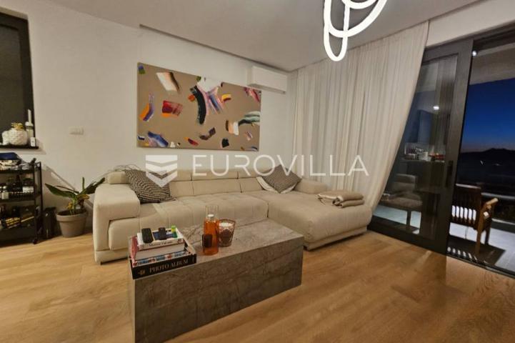 Rijeka, Costabella, luksuzan trosoban stan 101.39 m²