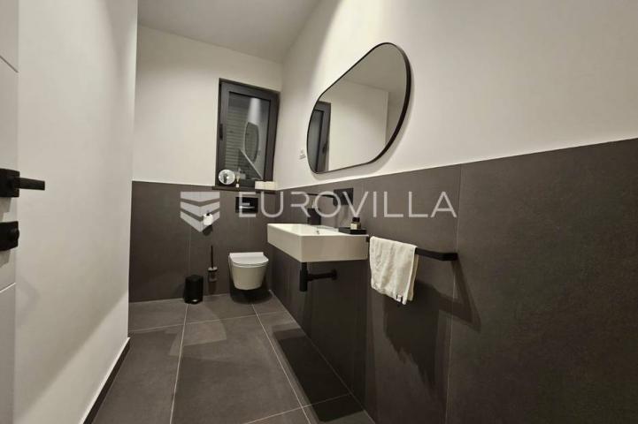 Rijeka, Costabella, luksuzan trosoban stan 101.39 m²
