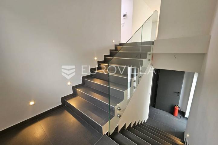 Rijeka, Costabella, luksuzan trosoban stan 101.39 m²